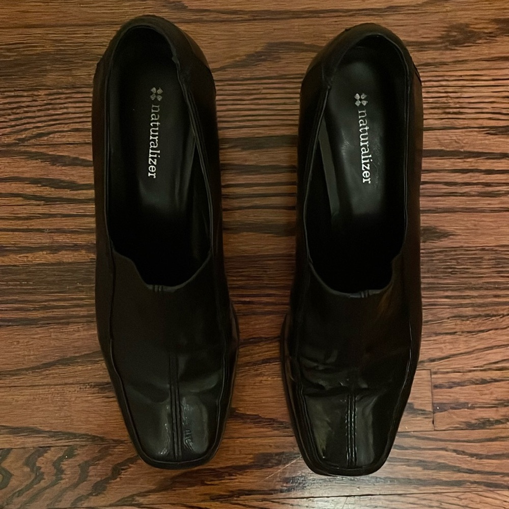 Women’s size 7.5 Naturalizer black booties. Very comfy.